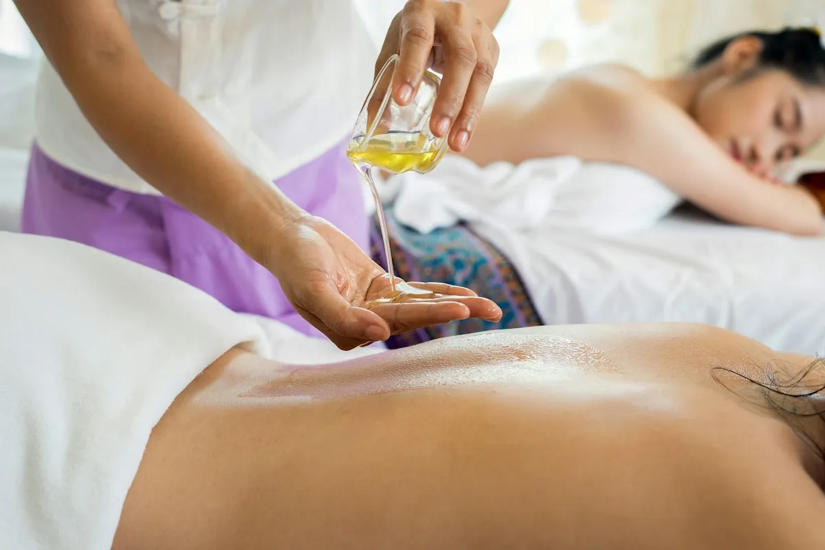 A therapist giving a relaxing oil massage